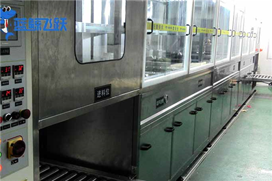 超声波碳氢清洗机：新能源电池壳油污怎么清洗更有效呢？